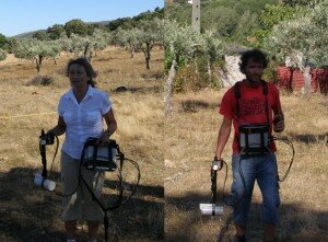 Left: Prof. Tatiana Smekalova from UAarhus handling the magnetic survey equipment. Right: A participant during its experimentation.